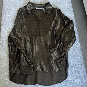 Shinny shirt in green color, size us6.